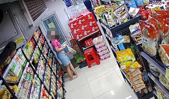 网传一女子躲超市厕所偷吃一盒榴莲，网友调侃：厕所吃榴莲味中味啊！