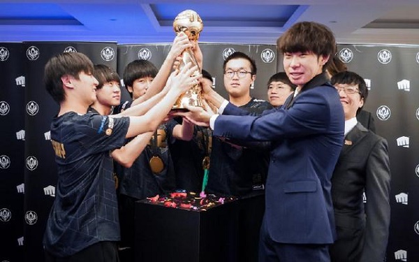 RNG在2022MSI比赛中夺冠，小虎表示自己的最终目标一直是S赛冠军！