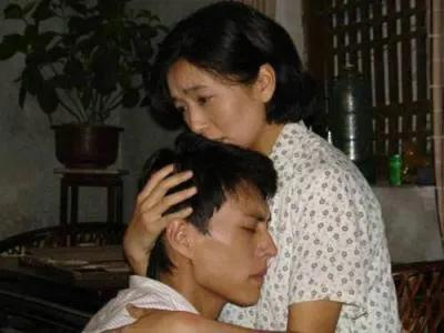 靳东的第一任老婆江姗个人资料（江珊的故事28岁结婚36岁离婚5段感情与靳东同居5年）