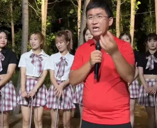 网红姜涛将老太太辞退，转而花30万请了一个少女舞蹈团提升人气！